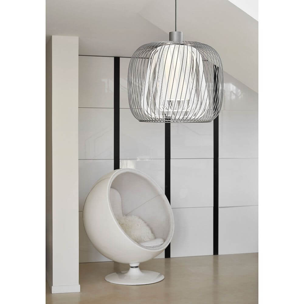 Forestier Pendelleuchte Bodyless über einem weißen Sitzsessel in modernem Raumdesign.