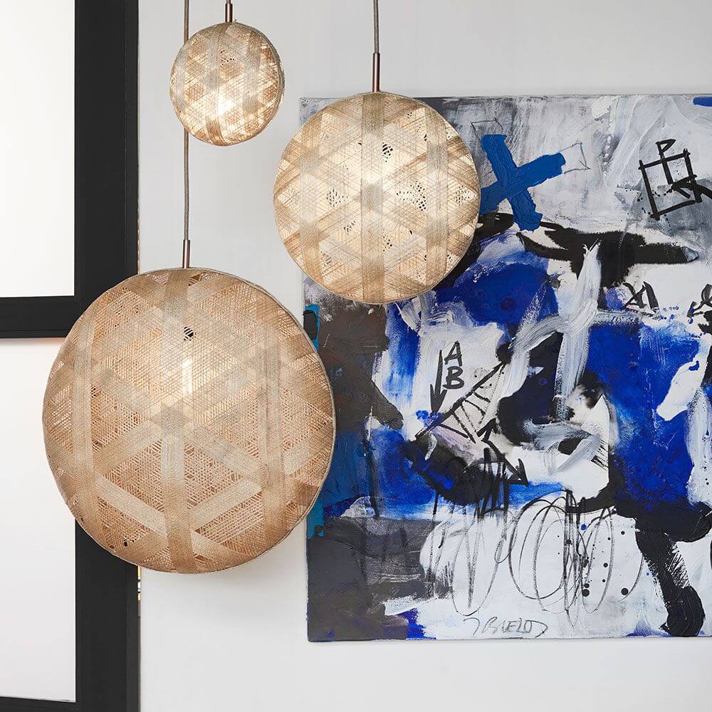 Forestier Pendelleuchte Chanpen Hexagonal in stilvollem Interieur mit modernem Kunstwerk.