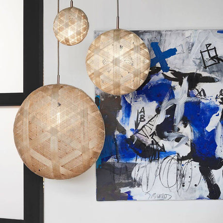 Forestier Pendelleuchte Chanpen Hexagonal in stilvollem Interieur mit modernem Kunstwerk.