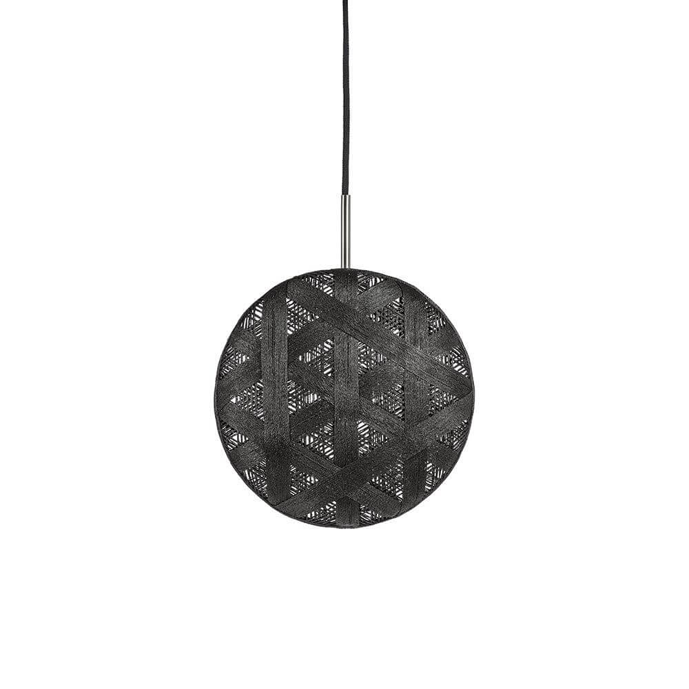 Forestier Pendelleuchte Chanpen Hexagonal mit schwarz gemustertem Schirm und schlankem Metallpendel.