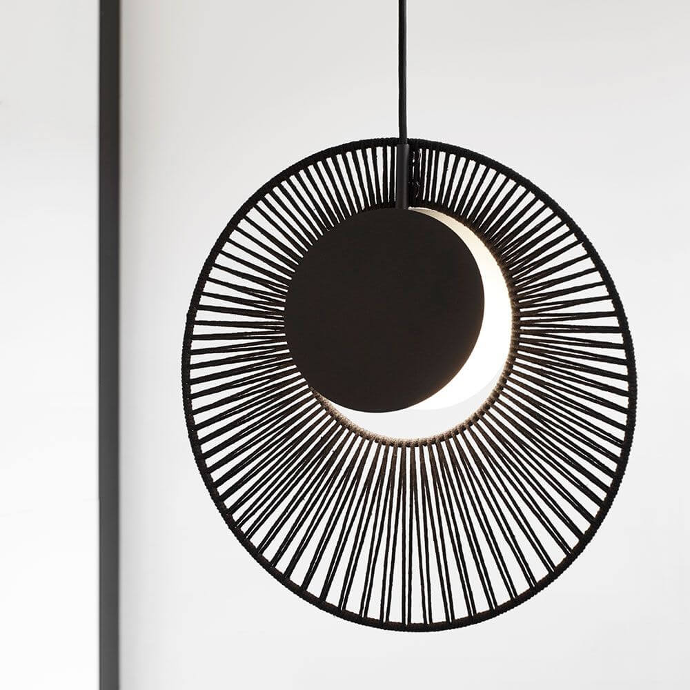 Forestier Pendelleuchte Oyster Ø 40cm mit schwarzem Metallring und hellem Leuchtmittel.