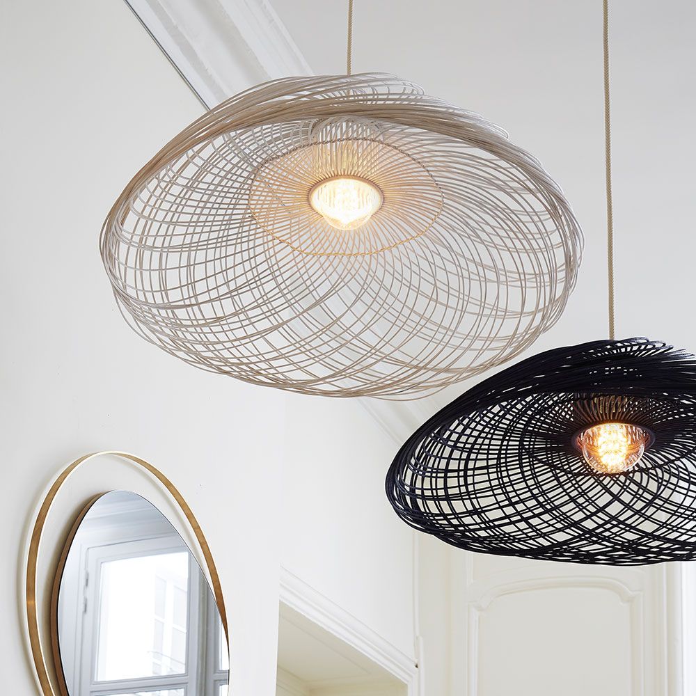 Forestier Rattan-Pendelleuchte Satelise in Schwarz und Beige mit filigraner Lichtgestaltung.
