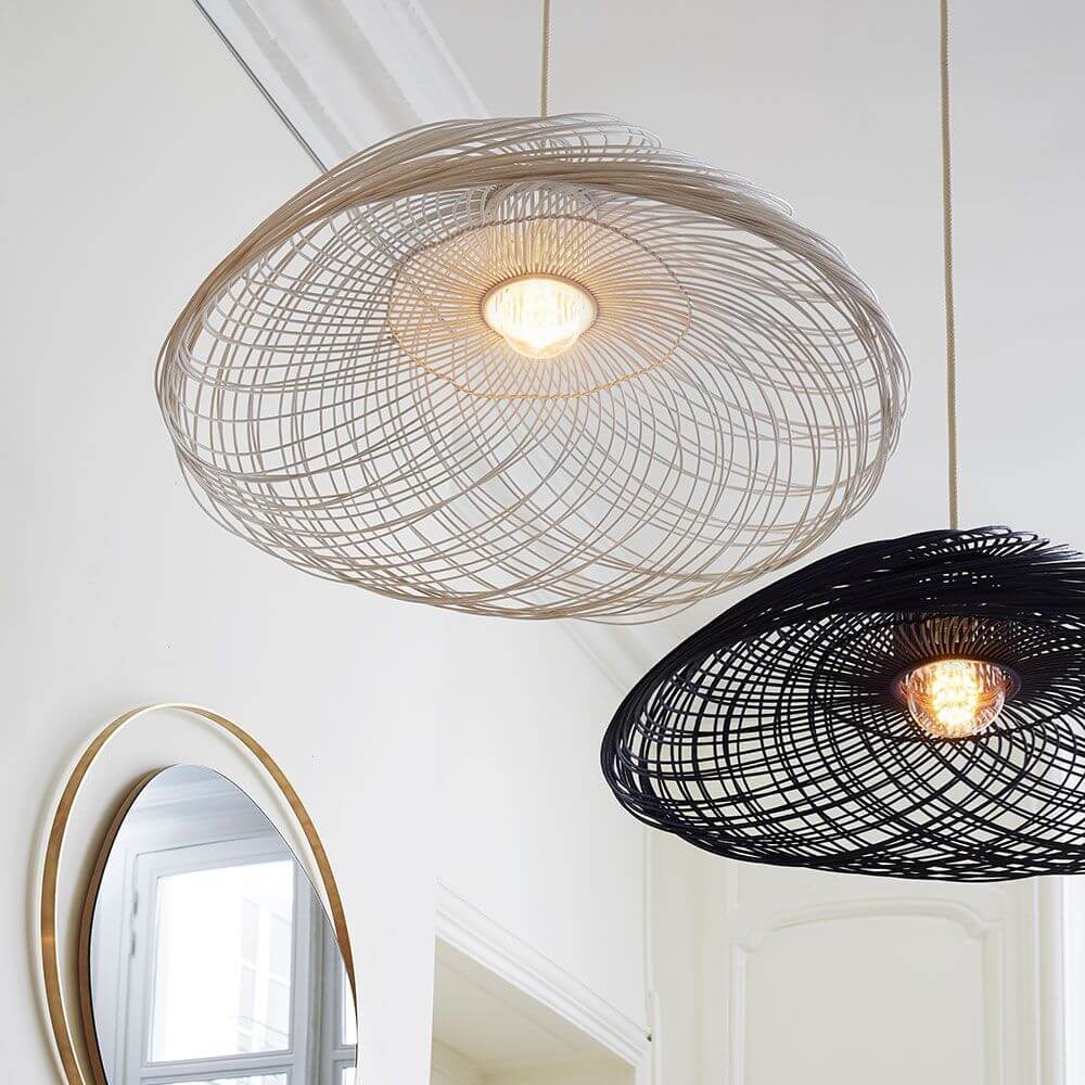 Forestier Rattan-Pendelleuchte Satelise mit luftig-leichter Silhouette und stimmungsvollem Licht.