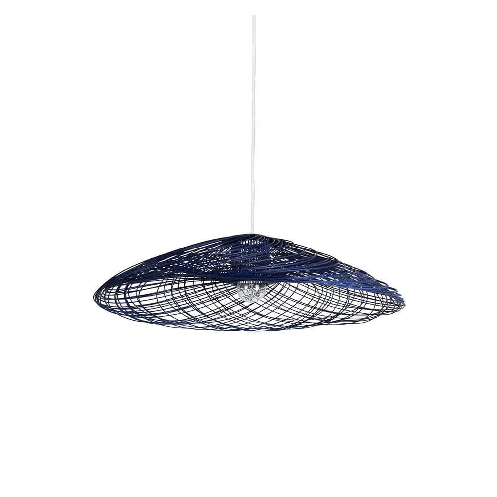 Forestier Rattan-Pendelleuchte Satelise in luftiger, eleganter Form mit blauem Rattan-Design.