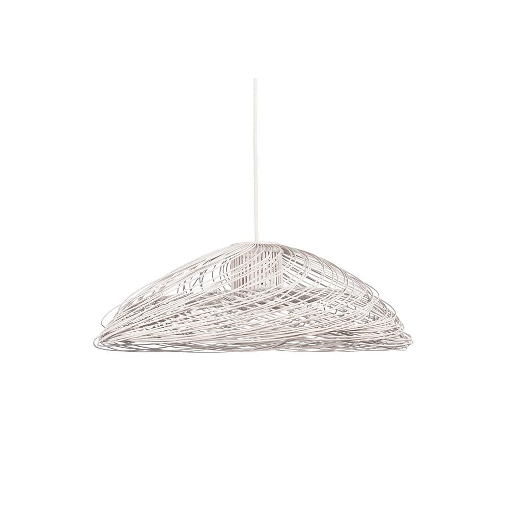 Forestier Rattan-Pendelleuchte Satelise in eleganter, luftig-leichter Silhouette aus gebogenen Rattanrohren.