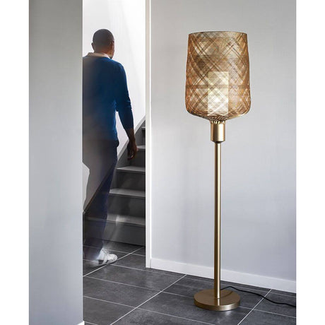 Forestier Stehlampe Antenna 160cm in modernem Raum mit Person auf Treppe.