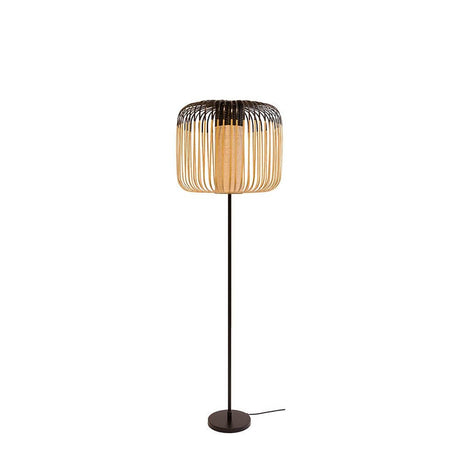 Forestier Stehlampe Bamboo Light 150cm in modernem Design mit Bambusschirm und schwarzem Ständer.