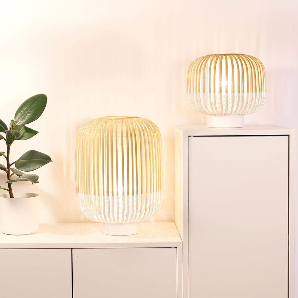 Forestier Tischlampe Bamboo Light in modernem Design mit Bambusstäben und sanftem Licht.