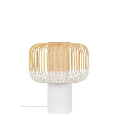 Forestier Tischlampe Bamboo Light im modernen, minimalistischen Design mit Bambusschirm und weißen Sockel.