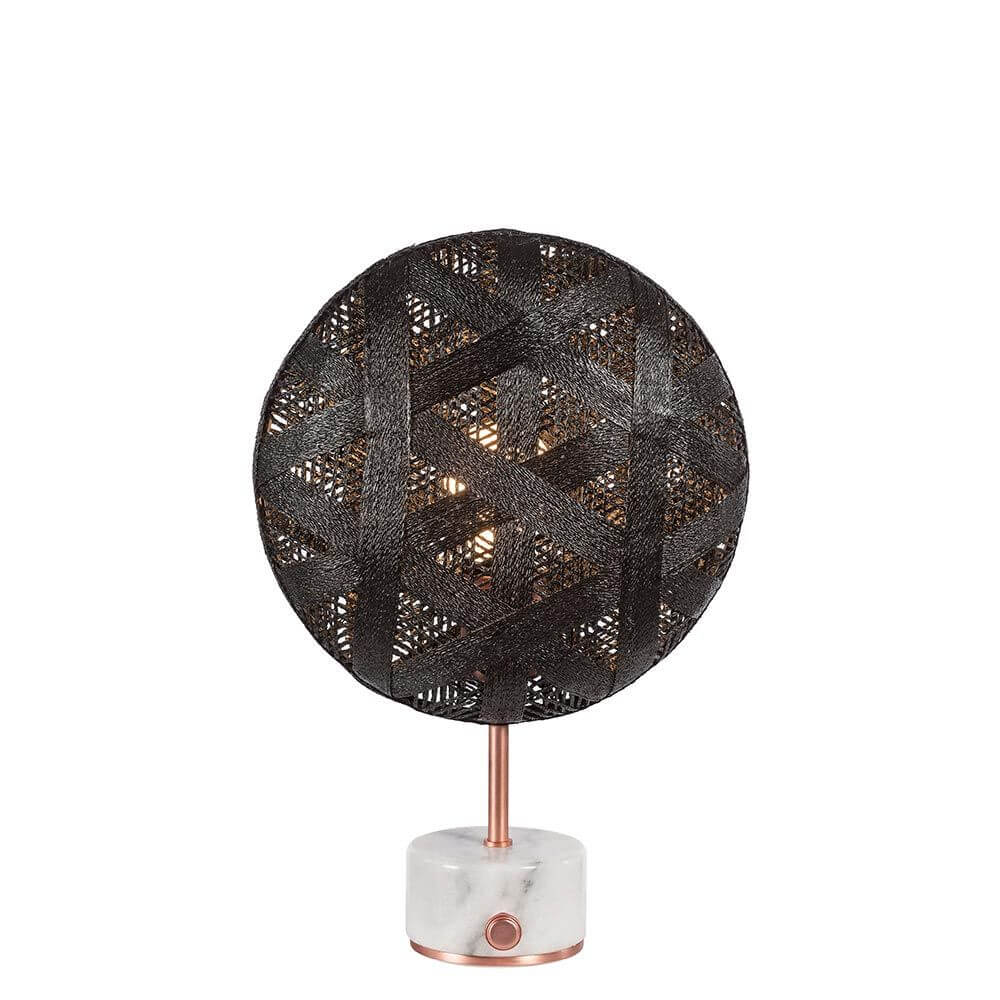 Forestier Tischlampe Chanpen Hexagonal mit hexagonalem Schirm und Marmorbasis, bietet gemütliches Licht.