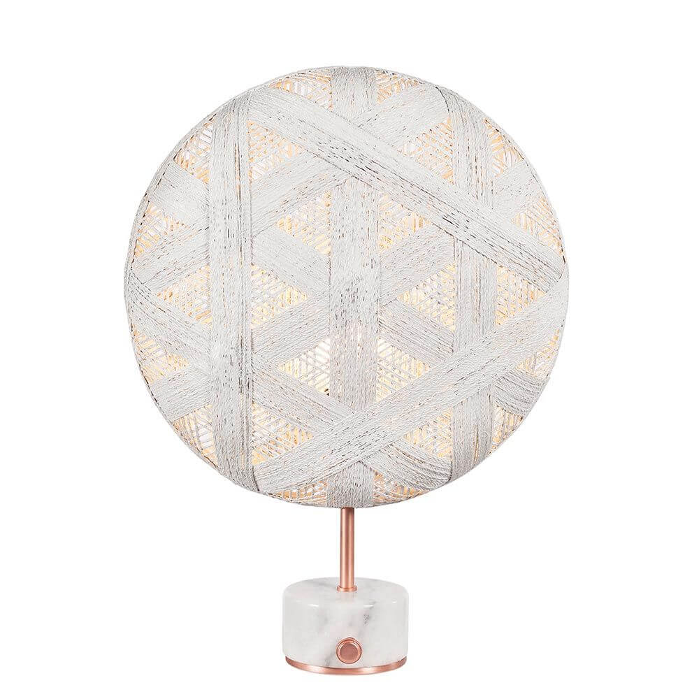 Forestier Tischlampe Chanpen Hexagonal mit runden Schirm aus Hanffasern und Marmorfuß.