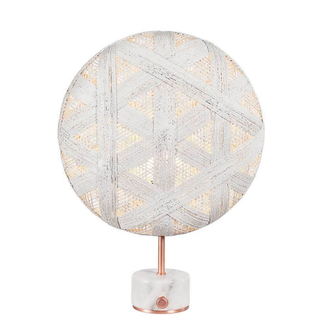 Forestier Tischlampe Chanpen Hexagonal mit runden Schirm aus Hanffasern und Marmorfuß.