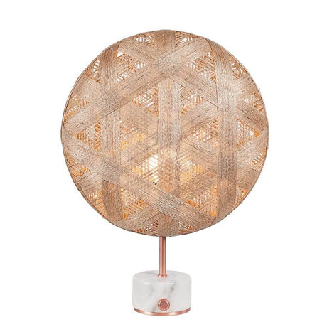 Forestier Tischlampe Chanpen Hexagonal mit rundem Hanfschirm und marmoriertem Fuß.