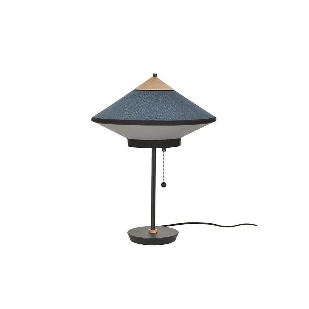 Forestier Tischlampe Cymbal mit Zugkabel von Jette Scheib in modernem Design und charakteristischem Schirm.