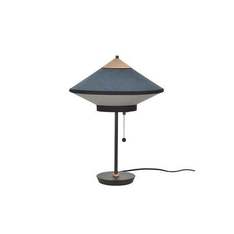Forestier Tischlampe Cymbal mit Zugkabel von Jette Scheib in modernem Design und charakteristischem Schirm.
