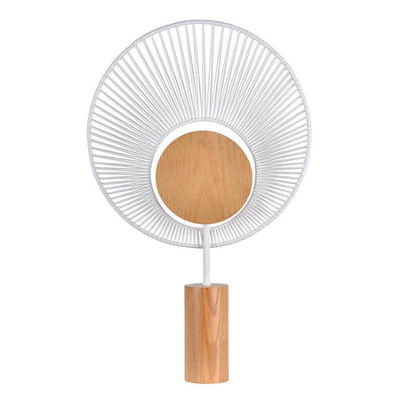 Moderne Tischlampe mit Holzsockel und weißem Drahtschirm, inspiriert von minimalistischer Ästhetik.