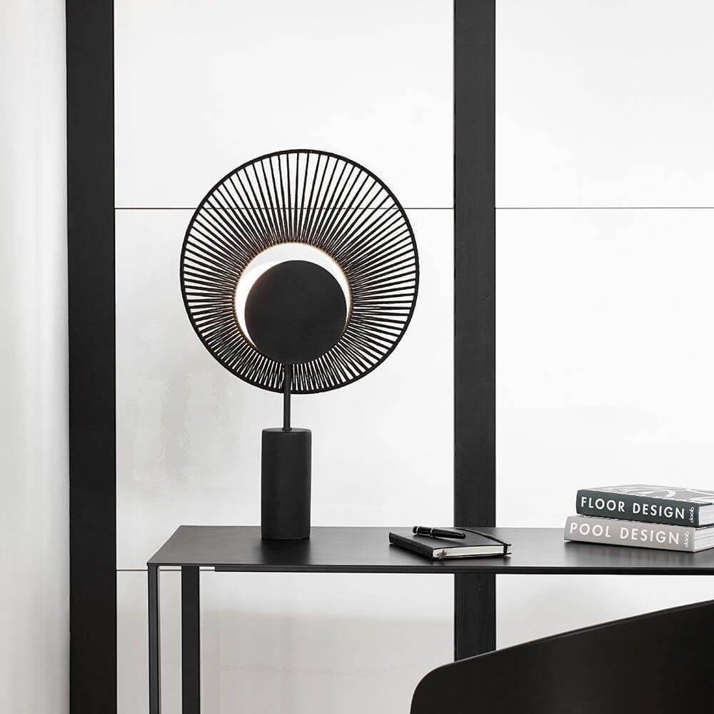 Forestier Tischlampe Oyster 65cm auf einem modernen Tisch in einem minimalistischen Raum.