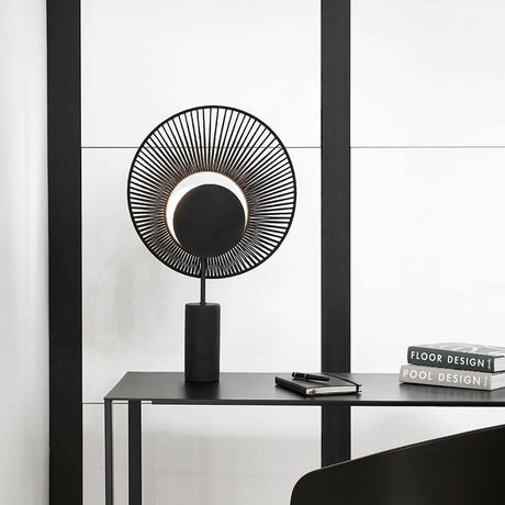 Forestier Tischlampe Oyster 65cm auf einem modernen Tisch in einem minimalistischen Raum.