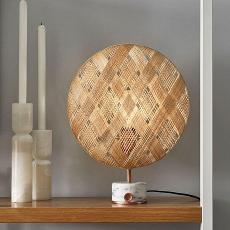 Forestier Tischleuchte Chanpen Diamond mit rundem Schirm aus Hanffasern und drehbarem Dimmer.