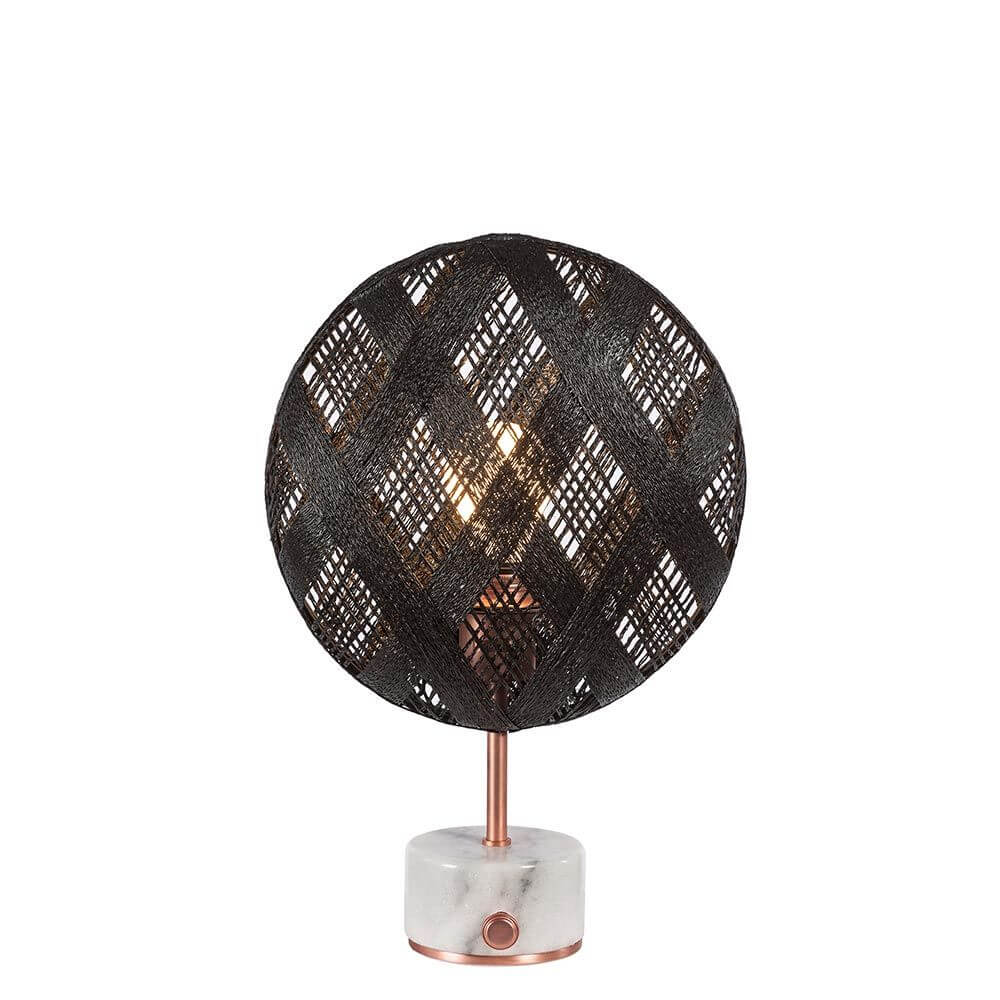 Forestier Tischleuchte Chanpen Diamond mit hexagonalem Schirm und Drehdimmer auf Marmorfuß.
