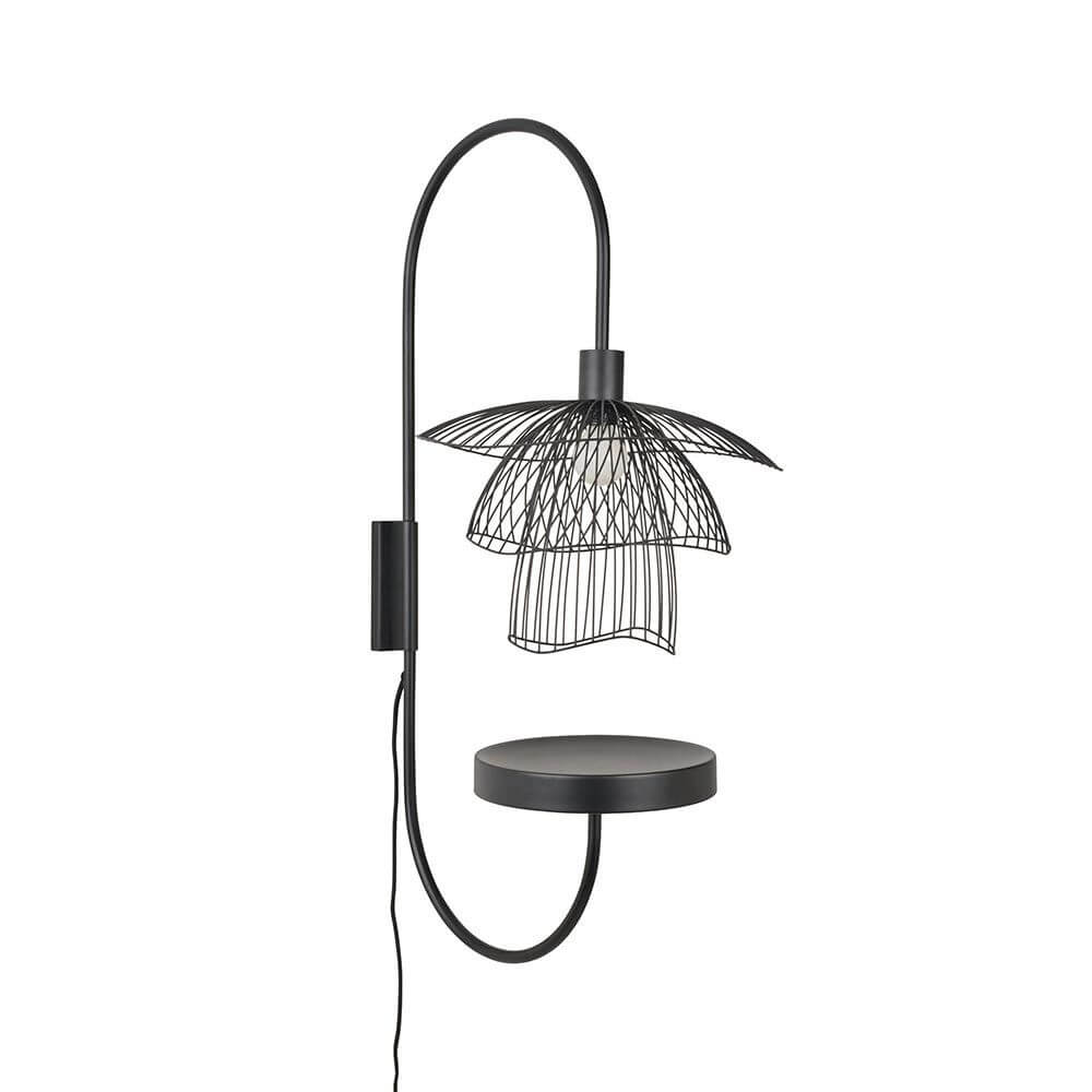 Forestier Wandlampe Papillon 70cm mit Abstelltisch in modernem 50er-Jahre-Stil mit luftigen Metalldrähten.