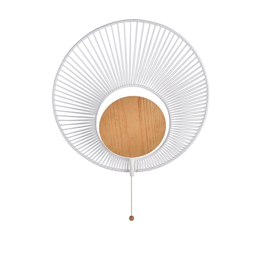 Forestier Wandleuchte Oyster mit Zugkabel in modernem Design, rund mit Zugkette und Holzmitte.