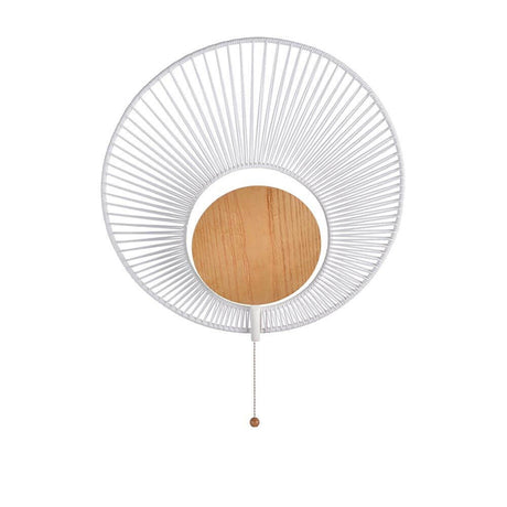 Forestier Wandleuchte Oyster mit Zugkabel in modernem Design, rund mit Zugkette und Holzmitte.