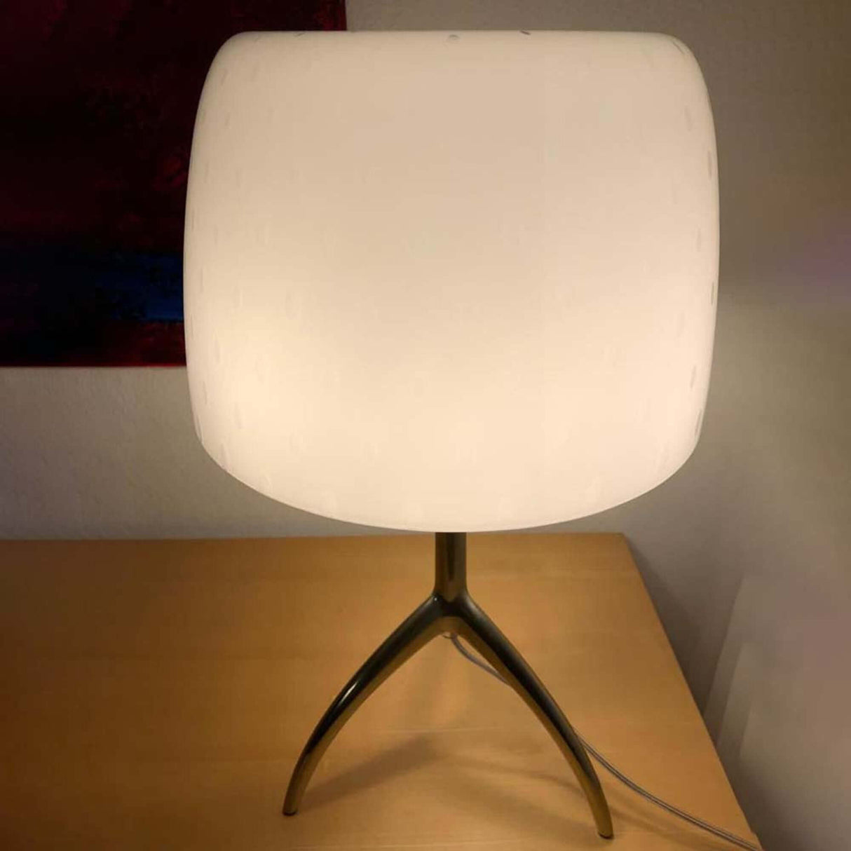Lumiere 30th Grande Tavolo Tischleuchte Weiß auf einem Tisch, elegantes Design mit mundgeblasenem Muranoglas.