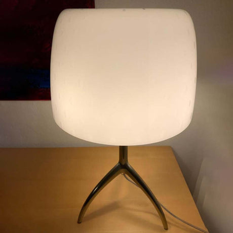 Lumiere 30th Grande Tavolo bordlampe hvit på et bord, elegant design med håndblåst Murano-glass.