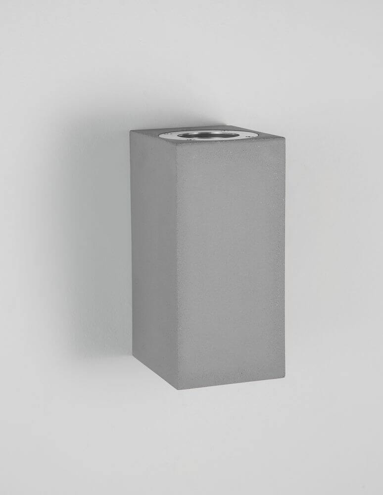 Fuento Außenwandleuchte H 18cm Beton IP65 in modernem Design aus Grau und Glas.