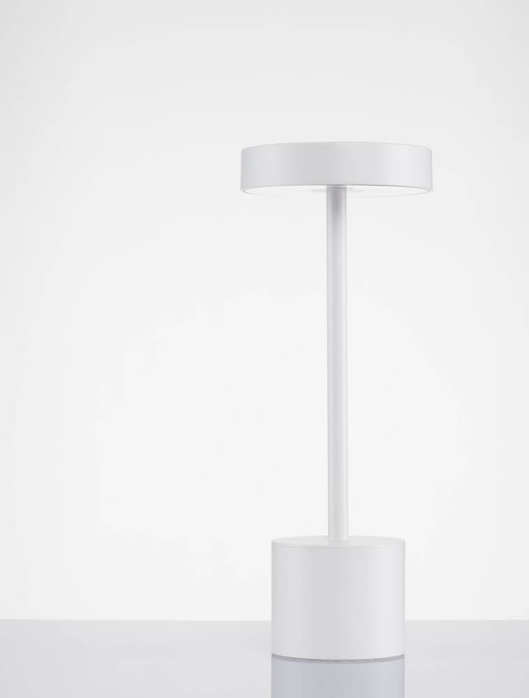 Fumo LED Außentischleuchte 3000K IP54 in minimalistischer weißer Designvariante auf einem Tisch.