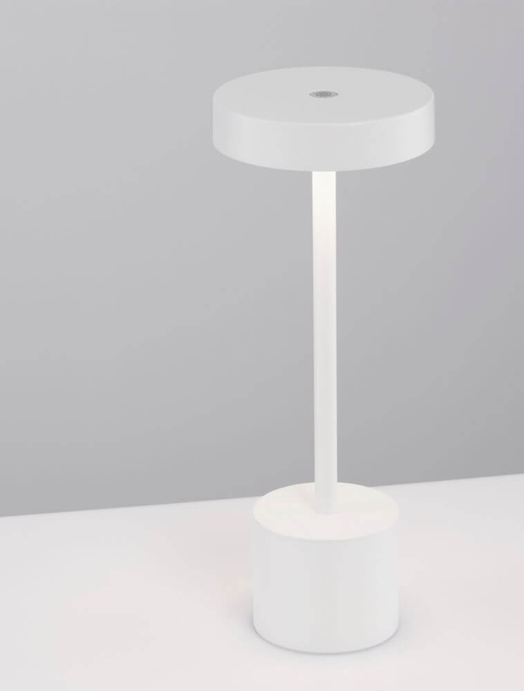 Fumo LED Außentischleuchte 3000K IP54 in elegantem weißen Design auf Tischfläche