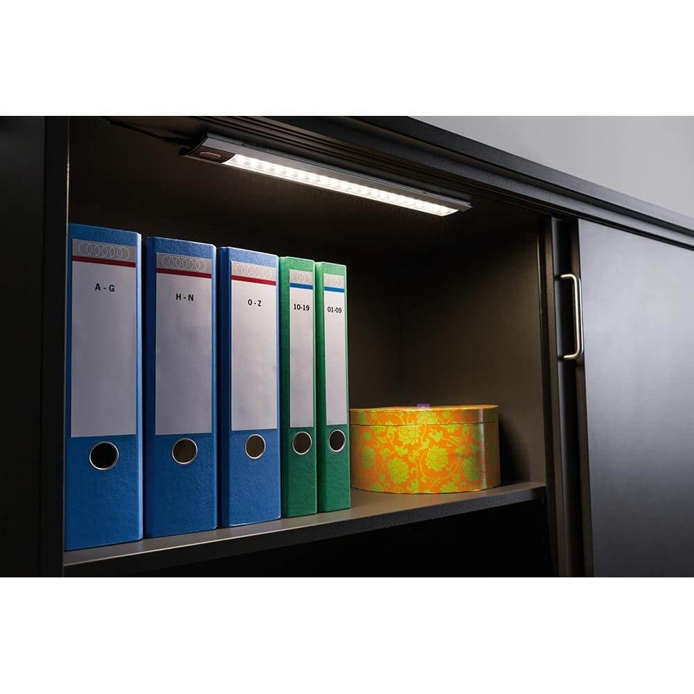 Function TriX Schrankleuchte Touch 4,2W LED Alu matt schwarz 12V Alu auf einem Regal mit Aktenordnern.