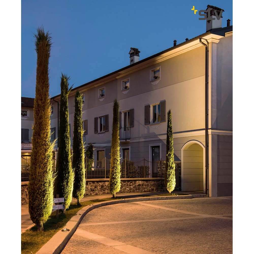 GIMBLE OUT 150 LED Bodeneinbauleuchte Edelstahl 316 3000K 36° IP67 in beleuchtetem Außenbereich.