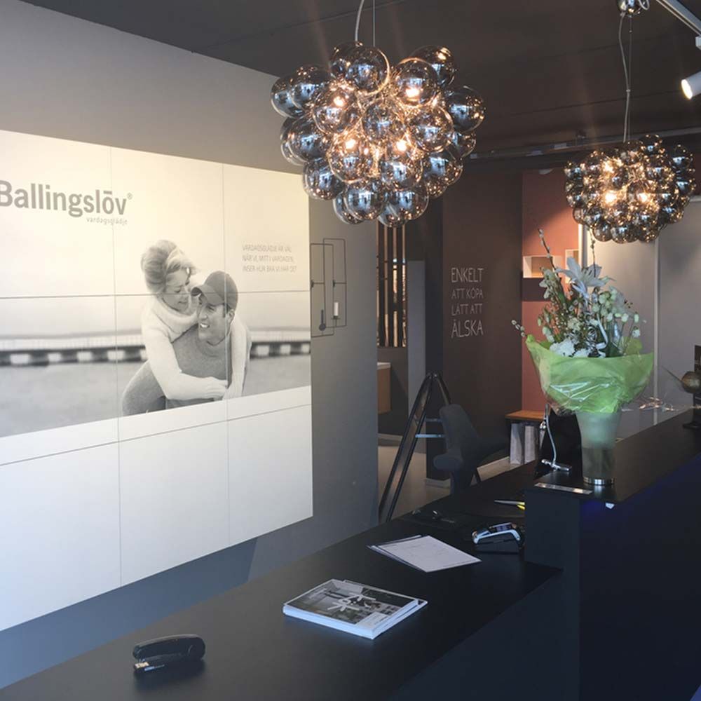 Riesige Glas Hängeleuchte Groß Ø 50cm Rauchgrau über dem Empfangstresen in modernem Interieur.