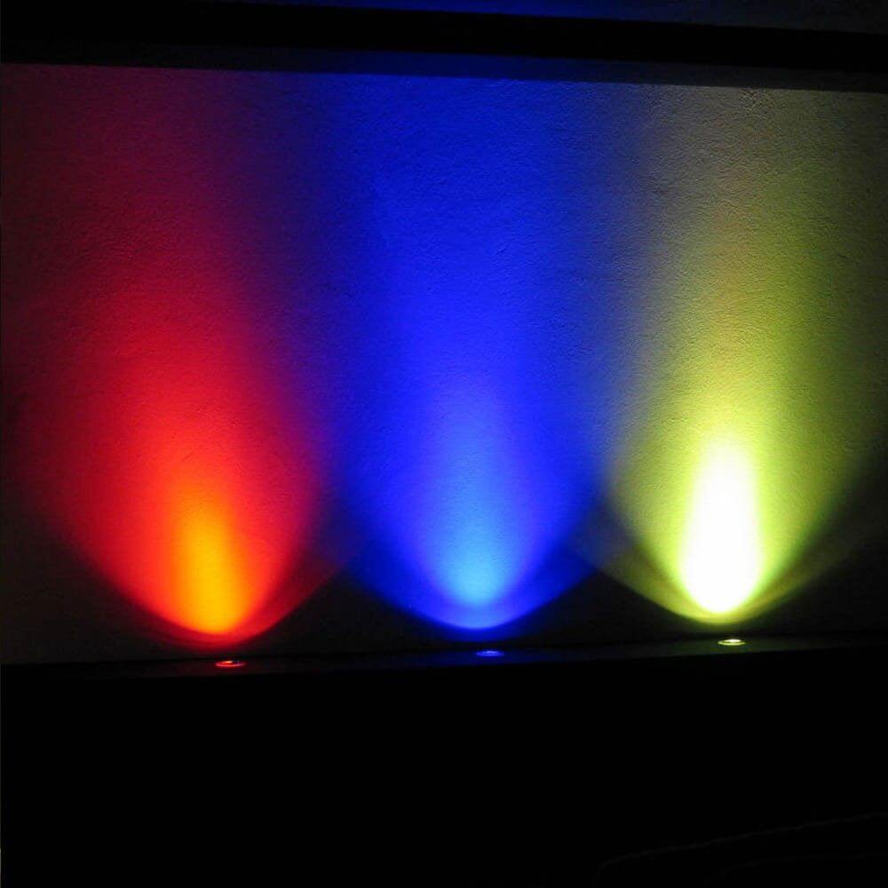 Farbige LED-Beleuchtung mit Rot, Blau und Grün an einer Wand, ideal für stimmungsvolle Atmosphäre.