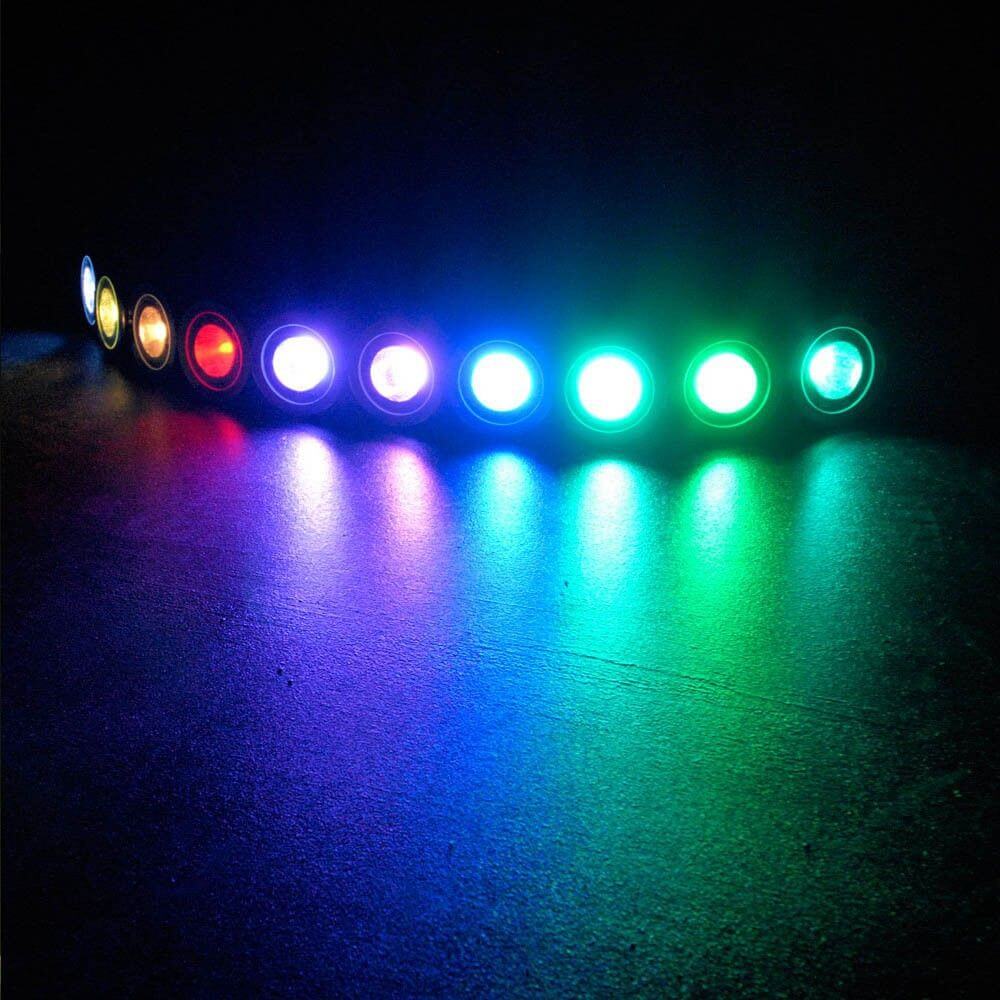 s.luce iLight GU10 Leuchtmittel mit RGBW-Farben leuchten in verschiedenen Farben auf einer dunklen Oberfläche.