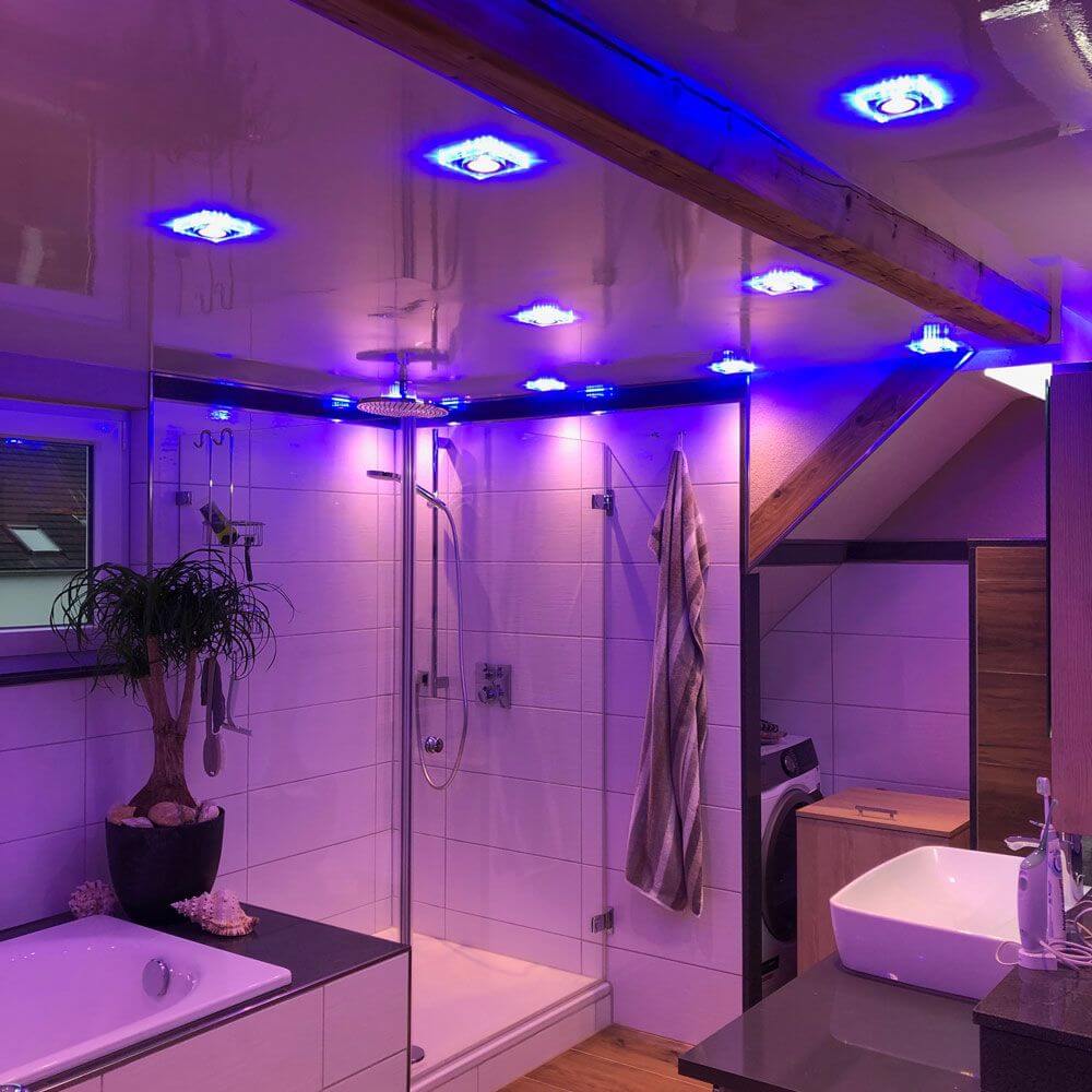 GU10 Decken-Einbauleuchte Soren mit blauen LED`s 9 x 9cm 230V in modernem Badezimmer mit blauer Beleuchtung.