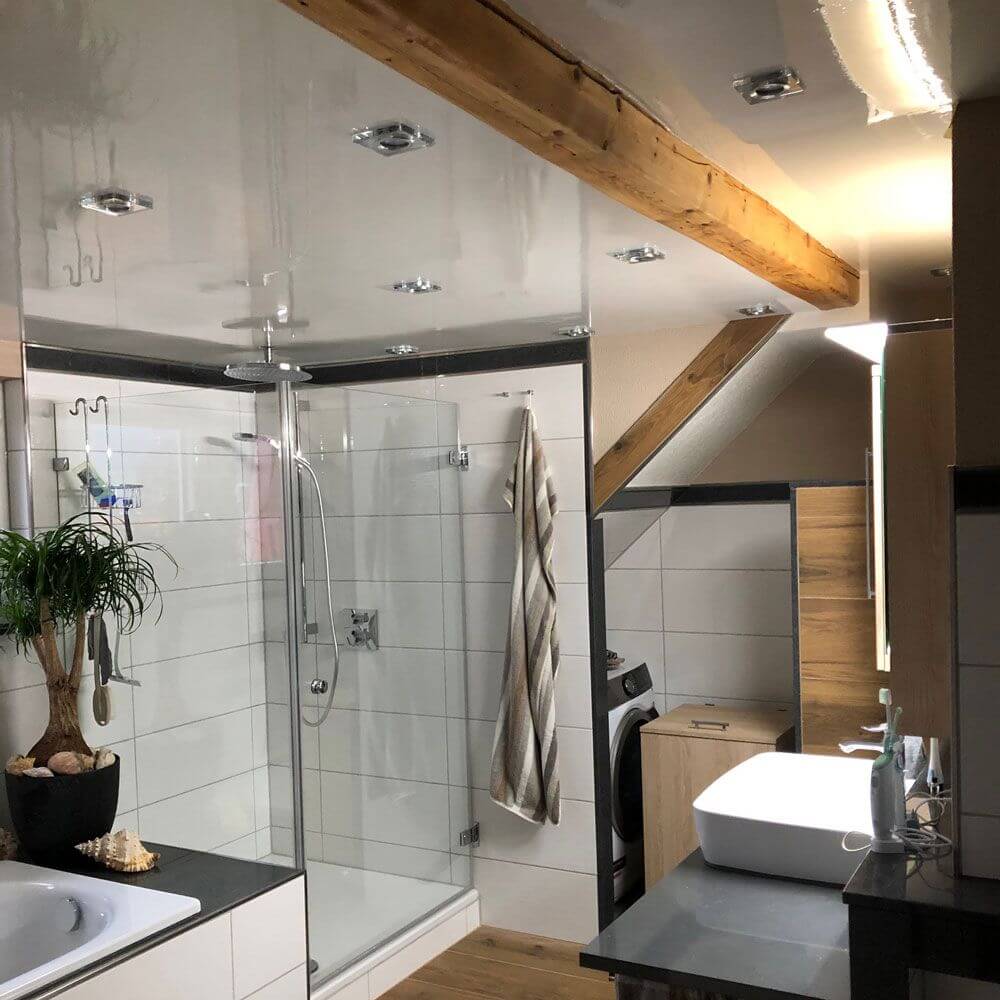 Badezimmer mit GU10 Decken-Einbauleuchte Soren mit blauen LED`s 9 x 9cm 230V und moderner Dusche.