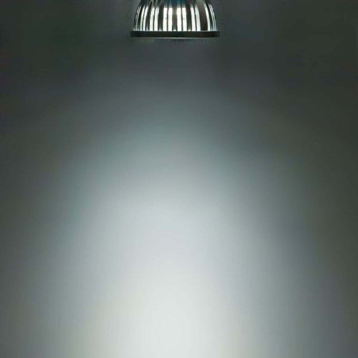 GU10 LED Strahler 5,5W COB 38° kaltweiß dimmbar an Wand mit sanftem Licht.