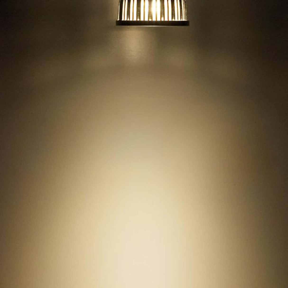 GU10 LED Strahler 5,5W COB 38° Warmweiß Dimmbar, dimmbar mit warmweißem Licht.