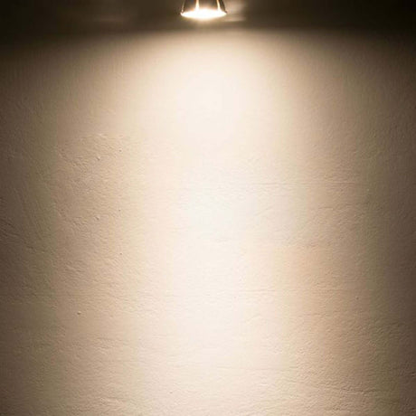 GU10 LED Spotlight 5W 45° prismatisk neutral hvid dæmpbar oplyser en væg.