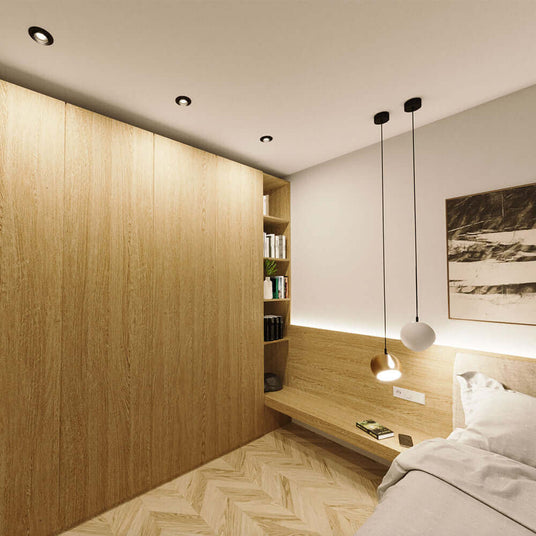 Helles Schlafzimmer mit Holzverkleidung, modernen Deckenleuchten und gemütlicher Einrichtung.