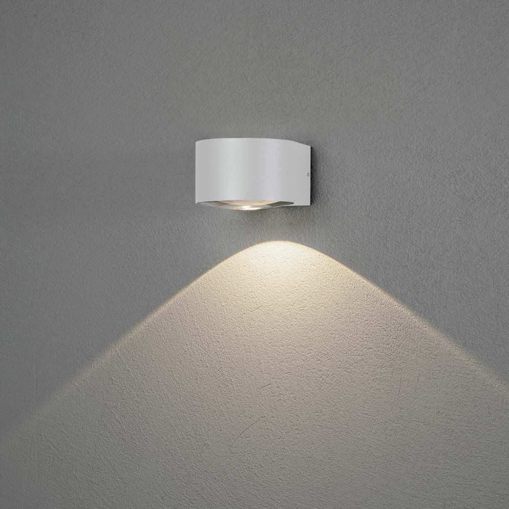 Gala LED Außen Wandleuchte Downlight in Weiß an grauer Wand mit Lichtstrahl.