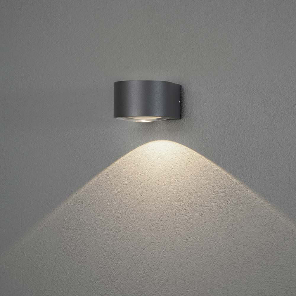 Gala LED Außen Wandleuchte Downlight mit sanfter Beleuchtung an der Wand.