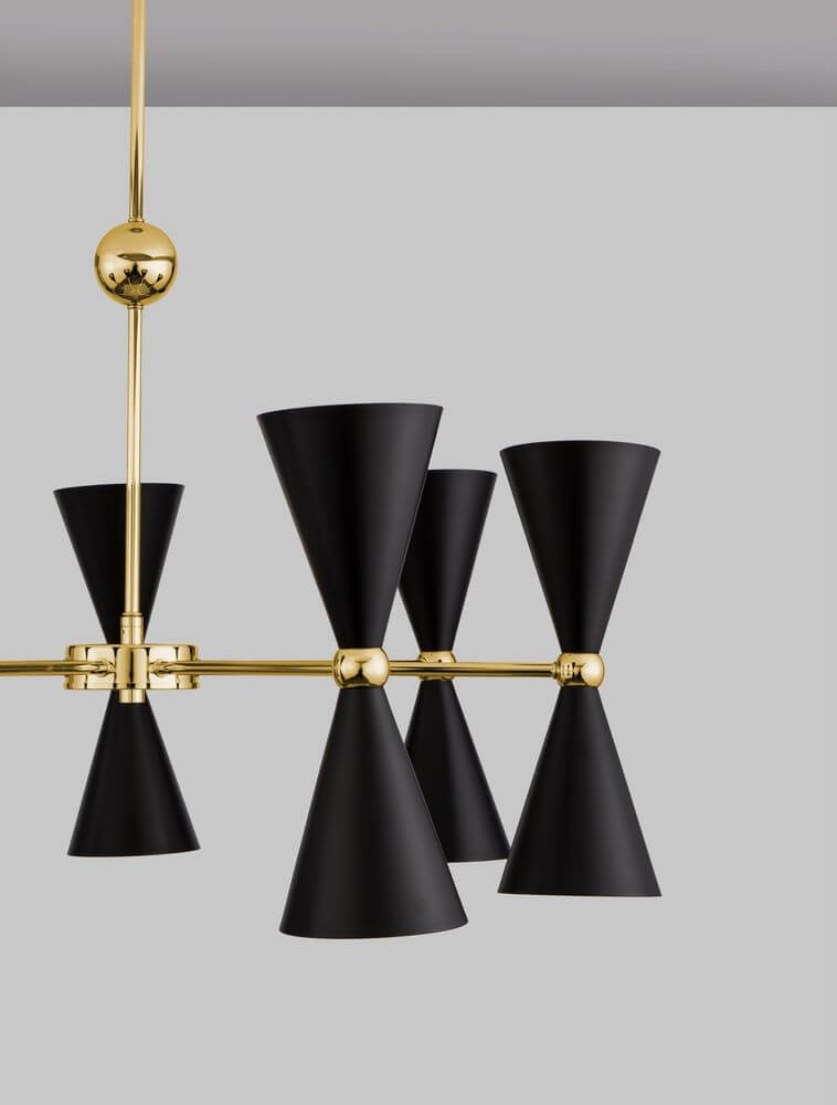 Gala Pendelleuchte Gold, Schwarz mit modernen schwarzen Lampenschirmen und goldenen Elementen.