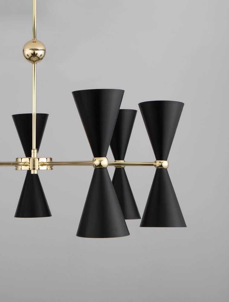 Gala Pendelleuchte Gold, Schwarz mit modernem Design und schwarzen konischen Lampenschirmen.