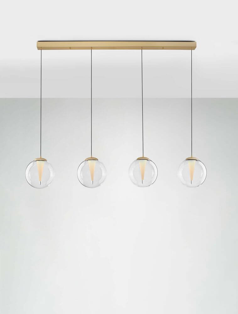 Galeo Pendelleuchte 4-flammig Balken 120cm 3000K Gold über einem hellen Hintergrund.