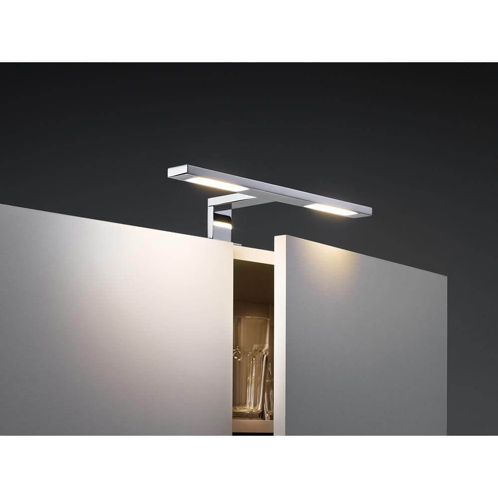 Galeria Spiegel- und Aufschrankleuchte LED Double Hook 2x3,2W Chrom über einem Schrank mit klarer Beleuchtung.