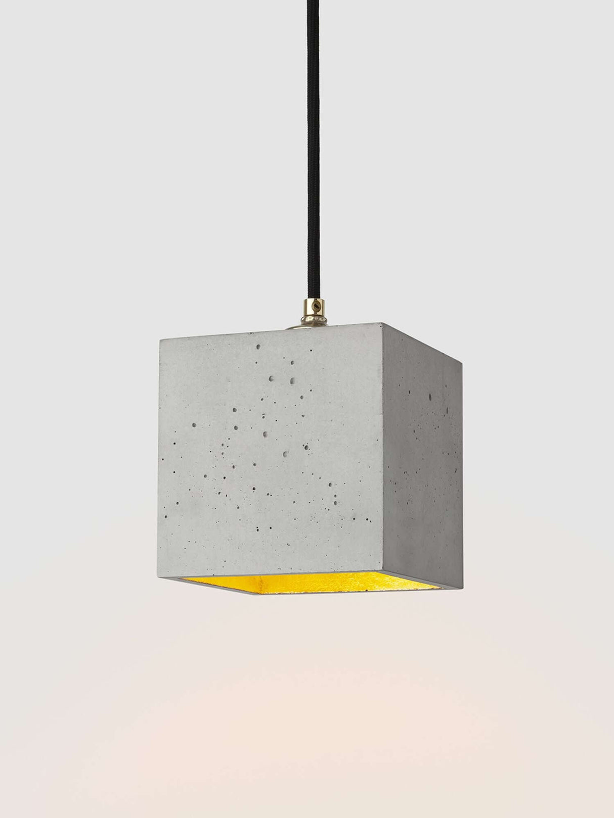 Gantlights B1 Hängelampe Beton - handgefertigte würfelförmige Pendelleuchte mit goldener Innenbeschichtung, regional gefertigt in Brandenburg